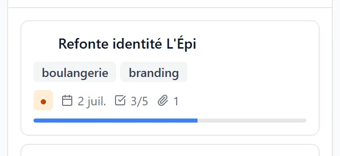 Gros plan d'une carte enrichie — titre, tags, priorité, échéance, checklist et barre de progression