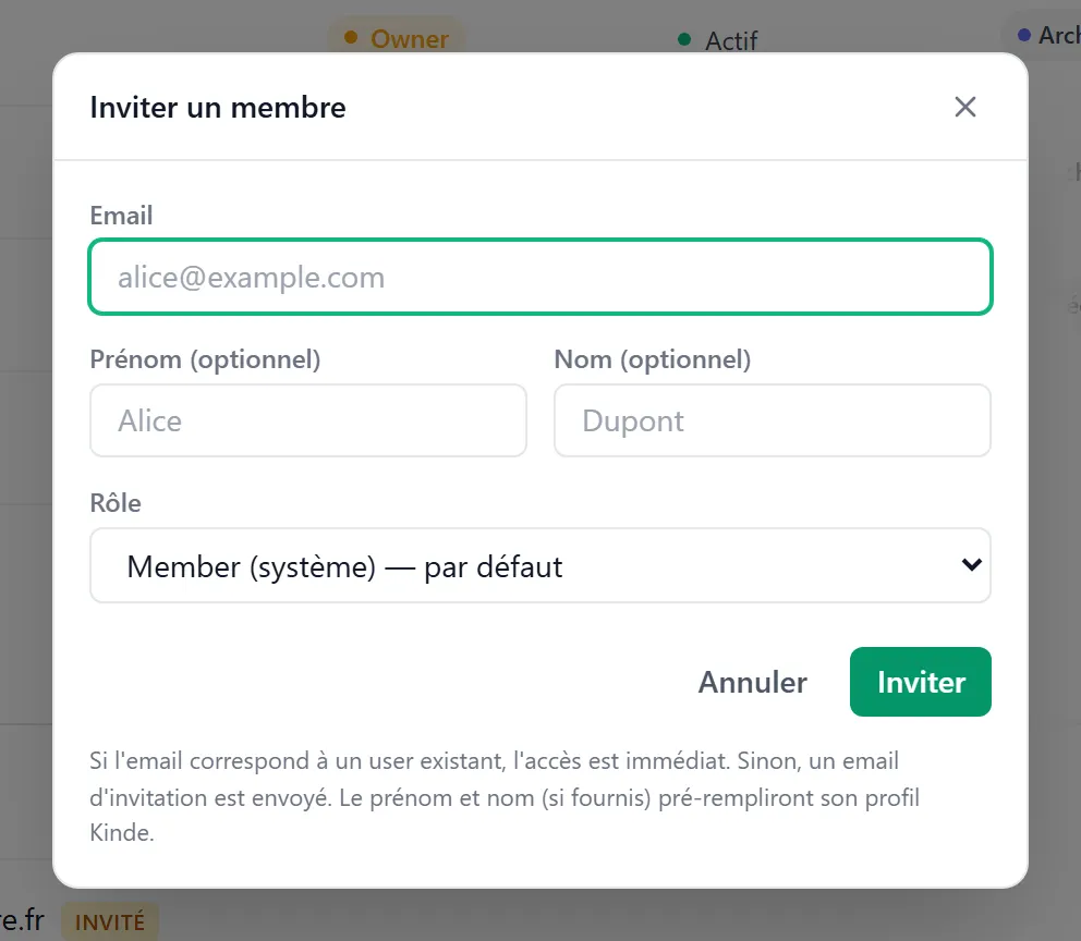 Modale « Inviter un membre » dans l'admin Cumulus — champs Email + Prénom (optionnel) + Nom (optionnel), sélecteur de rôle avec chips colorés (Owner ambre / Admin violet / Member gris / Consultant vert), message d'aide « L'accès est immédiat si la personne a déjà un compte… », boutons Annuler / Inviter