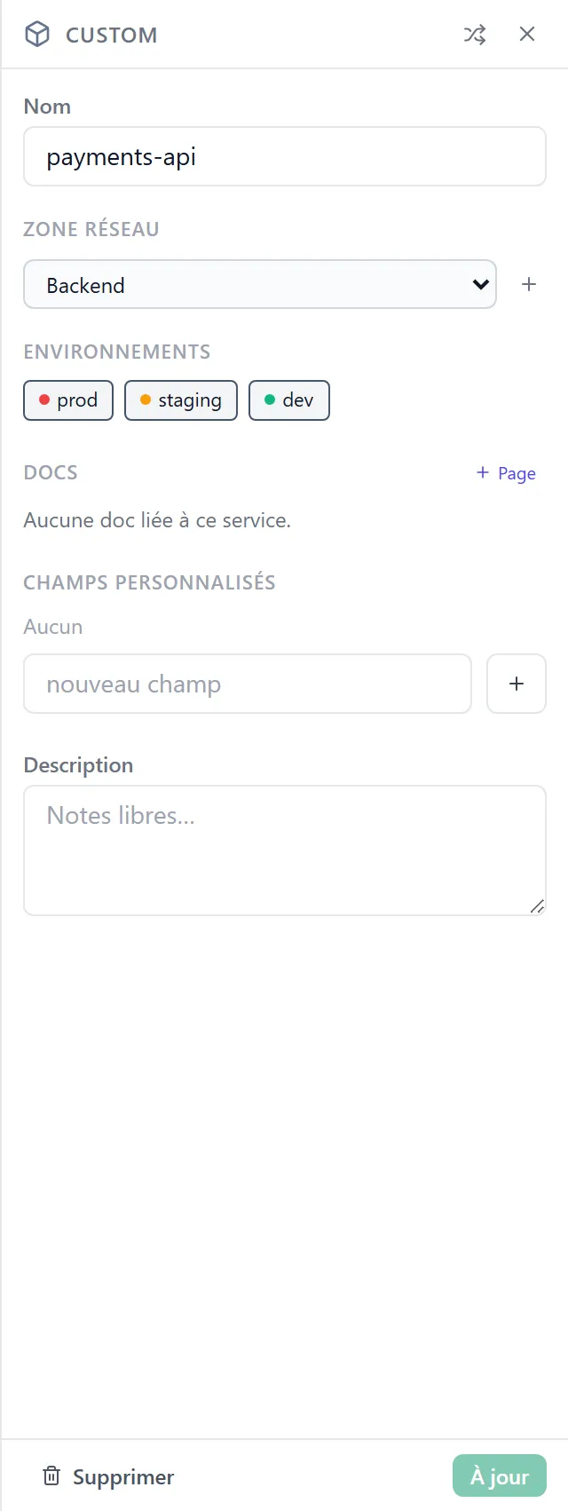 Panneau Node à droite du canvas — node « payments-api » sélectionné, titre éditable, sélecteur de type, champs personnalisés (runtime Go 1.22, replicas 3…), section Overrides par environnement, bouton de suppression