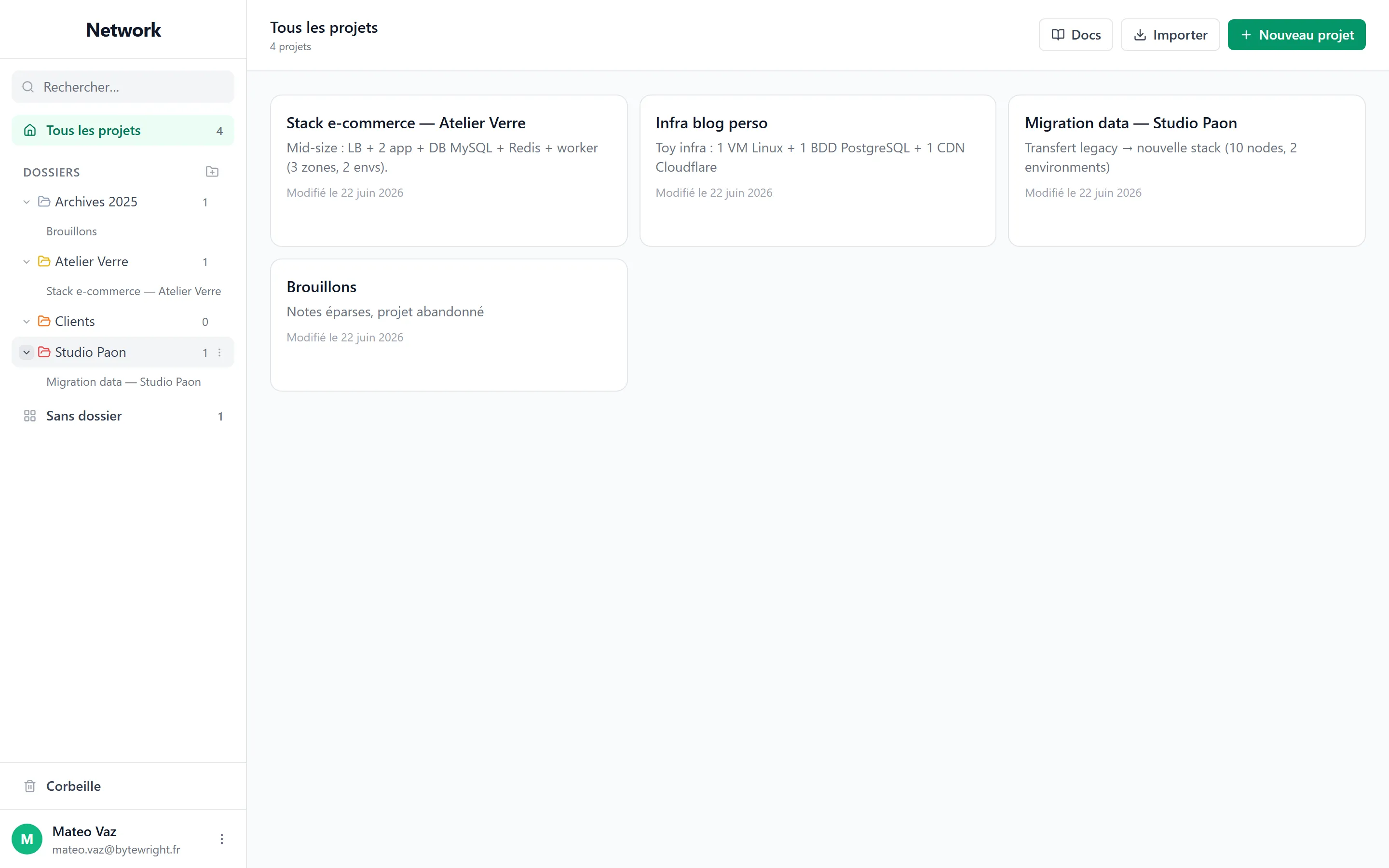 Sidebar avec dossiers dépliés — chevrons ▼ révèlent les projets contenus dans chaque dossier coloré (Clients, Atelier Verre, Studio Paon, Archives 2025)