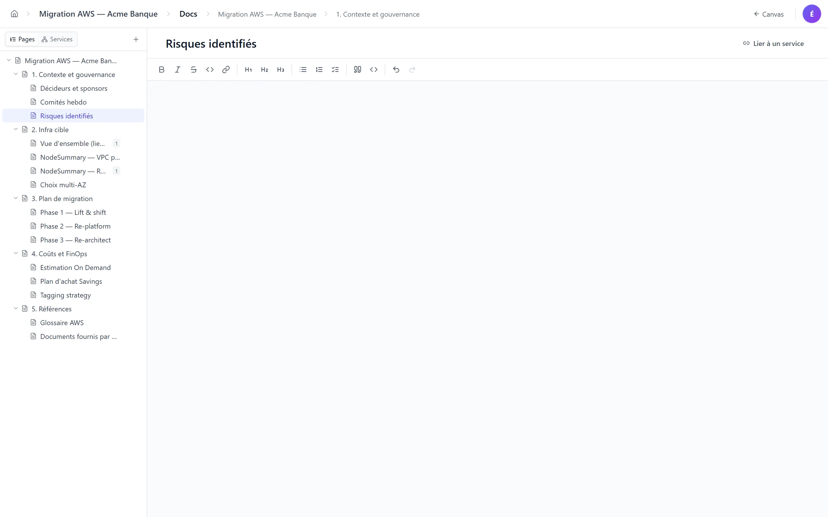 Breadcrumb d'une page profonde « Risques identifiés » — Home > Migration AWS — Acme Banque > Docs > 1. Contexte et gouvernance > Risques identifiés, avec le titre éditable, le bouton « Lier à un service » et l'indicateur de sauvegarde à droite