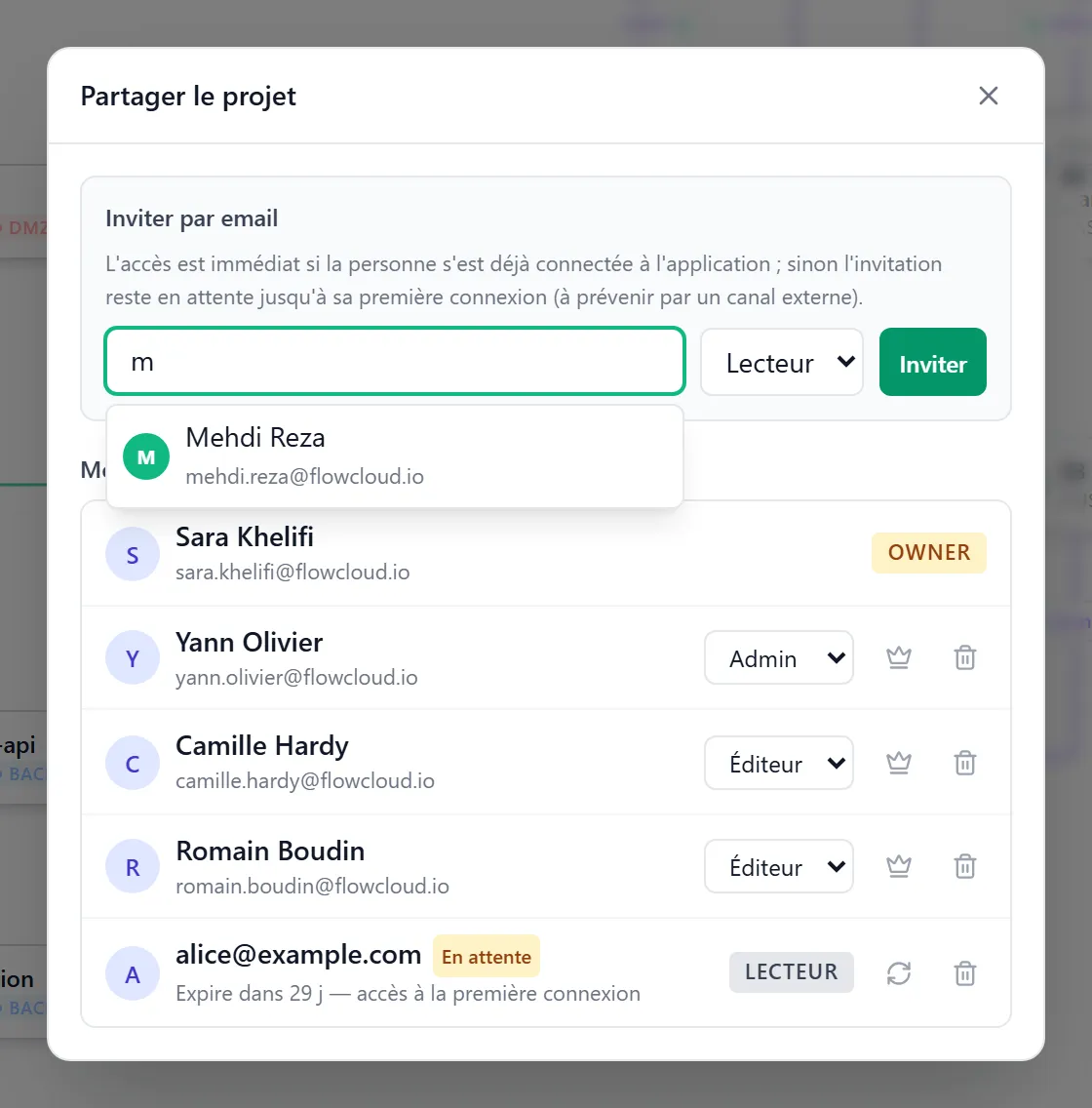 Autocomplete d'invitation — Sara tape « m » dans l'input « Nom ou email d'un membre de l'org », dropdown sous le champ qui suggère « Mehdi Reza · mehdi.reza@flowcloud.io » avec son avatar coloré, prêt à pré-remplir l'email d'un clic